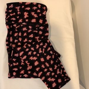 Size LARGE Betsey Johnson work-out Capri stretch Brown black orange print